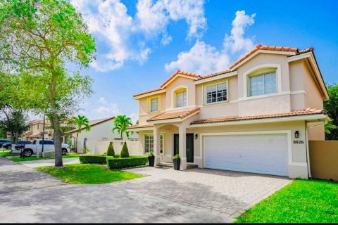 Casa en venta en Hialeah, Florida, 4 dormitorios, 215.53 m2 № 2044438 - foto 1