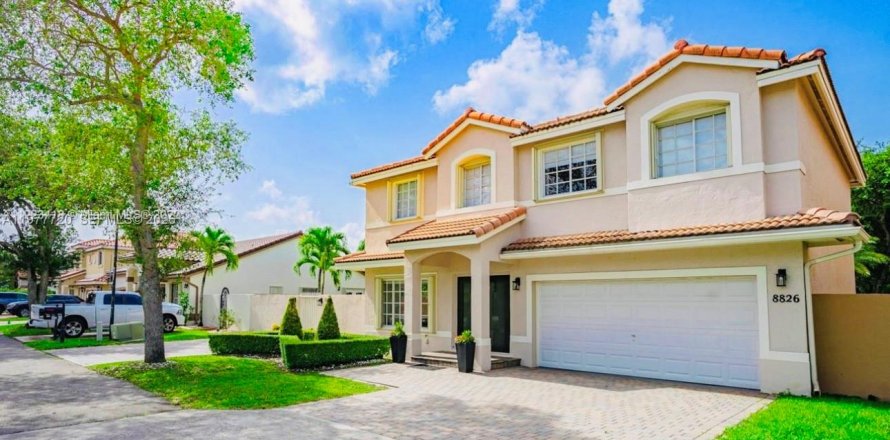 Casa en Hialeah, Florida 4 dormitorios, 215.53 m2 № 2044438