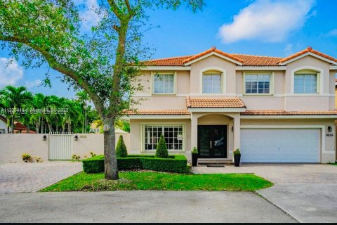 Casa en venta en Hialeah, Florida, 4 dormitorios, 215.53 m2 № 2044438 - foto 2