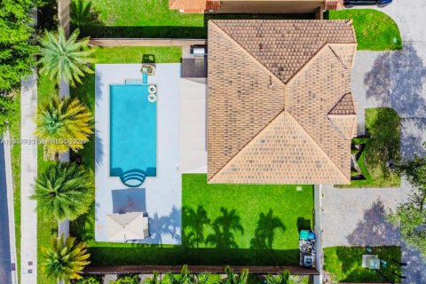 Casa en venta en Hialeah, Florida, 4 dormitorios, 215.53 m2 № 2044438 - foto 5