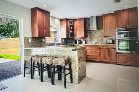 Casa en venta en Hialeah, Florida, 4 dormitorios, 215.53 m2 № 2044438 - foto 13