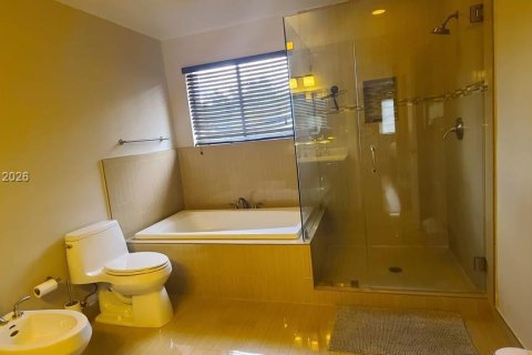 Casa en venta en Hialeah, Florida, 4 dormitorios, 215.53 m2 № 2044438 - foto 21