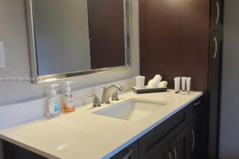 Casa en venta en Hialeah, Florida, 4 dormitorios, 215.53 m2 № 2044438 - foto 30