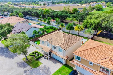 Casa en venta en Hialeah, Florida, 4 dormitorios, 215.53 m2 № 2044438 - foto 3