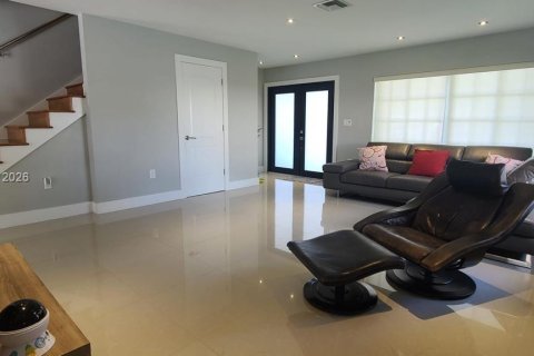 Casa en venta en Hialeah, Florida, 4 dormitorios, 215.53 m2 № 2044438 - foto 12