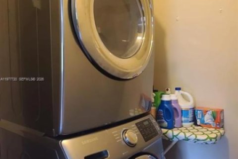 Casa en venta en Hialeah, Florida, 4 dormitorios, 215.53 m2 № 2044438 - foto 27