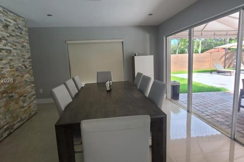 Casa en venta en Hialeah, Florida, 4 dormitorios, 215.53 m2 № 2044438 - foto 11