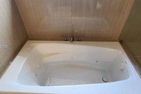 Casa en venta en Hialeah, Florida, 4 dormitorios, 215.53 m2 № 2044438 - foto 20