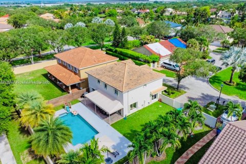 Casa en venta en Hialeah, Florida, 4 dormitorios, 215.53 m2 № 2044438 - foto 4