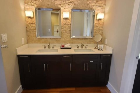 Casa en venta en Hialeah, Florida, 4 dormitorios, 215.53 m2 № 2044438 - foto 18