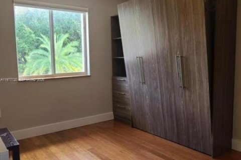 Casa en venta en Hialeah, Florida, 4 dormitorios, 215.53 m2 № 2044438 - foto 28