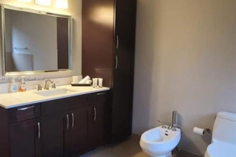 Casa en venta en Hialeah, Florida, 4 dormitorios, 215.53 m2 № 2044438 - foto 29