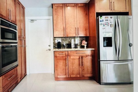 Casa en venta en Hialeah, Florida, 4 dormitorios, 215.53 m2 № 2044438 - foto 14