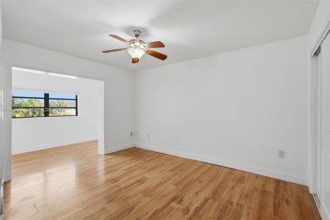 Copropriété à louer à Miami, Floride: 2 chambres, 117.61 m2 № 1999612 - photo 13