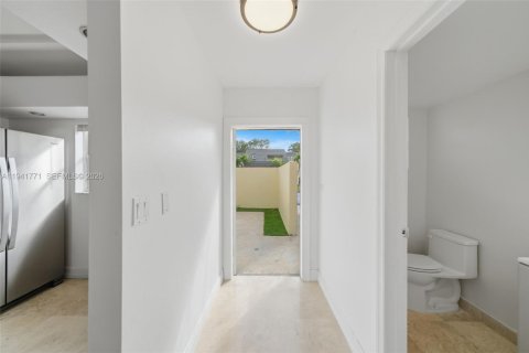 Copropriété à louer à Miami, Floride: 2 chambres, 117.61 m2 № 1999612 - photo 9