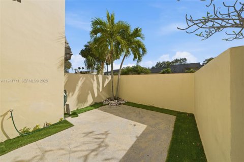 Copropriété à louer à Miami, Floride: 2 chambres, 117.61 m2 № 1999612 - photo 2