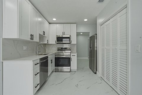 House in Hollywood, Florida 3 bedrooms, 159.7 sq.m. № 2188952 - photo 8