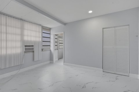 House in Hollywood, Florida 3 bedrooms, 159.7 sq.m. № 2188952 - photo 16
