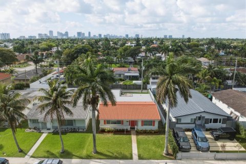 House in Hollywood, Florida 3 bedrooms, 159.7 sq.m. № 2188952 - photo 2