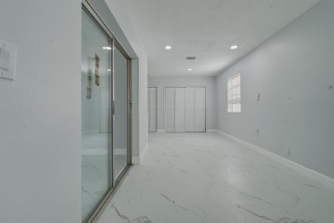 House in Hollywood, Florida 3 bedrooms, 159.7 sq.m. № 2188952 - photo 15