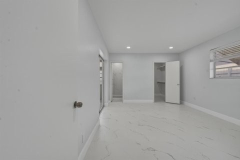 House in Hollywood, Florida 3 bedrooms, 159.7 sq.m. № 2188952 - photo 12
