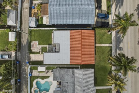 House in Hollywood, Florida 3 bedrooms, 159.7 sq.m. № 2188952 - photo 3