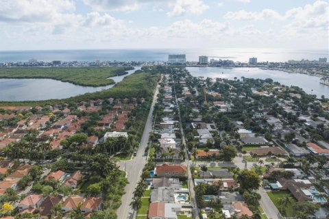 House in Hollywood, Florida 3 bedrooms, 159.7 sq.m. № 2188952 - photo 4