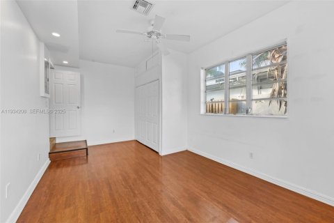 Снять в аренду виллу или дом в Холливуд, Флорида 4 спальни, 164.99м2, № 1992454 - фото 18