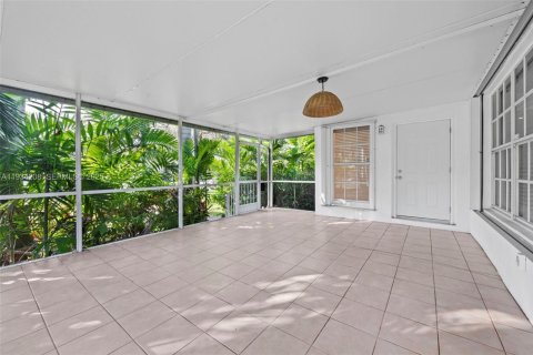 Снять в аренду виллу или дом в Холливуд, Флорида 4 спальни, 164.99м2, № 1992454 - фото 2