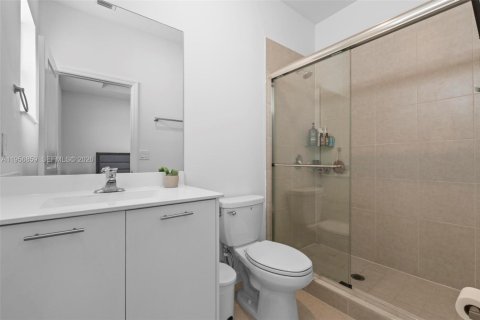 House in Miami, Florida 3 bedrooms, 143.53 sq.m. № 2010745 - photo 29