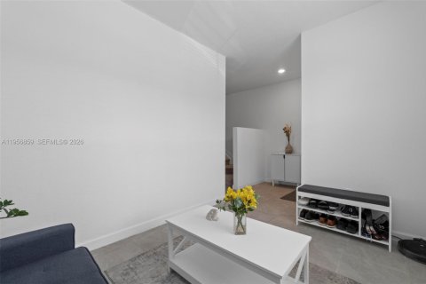 House in Miami, Florida 3 bedrooms, 143.53 sq.m. № 2010745 - photo 6