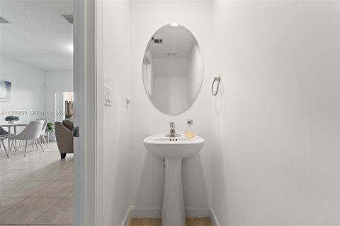 House in Miami, Florida 3 bedrooms, 143.53 sq.m. № 2010745 - photo 14