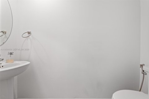 House in Miami, Florida 3 bedrooms, 143.53 sq.m. № 2010745 - photo 13