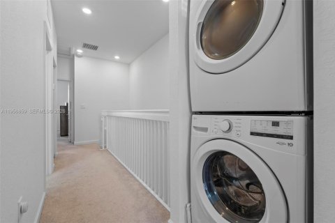 House in Miami, Florida 3 bedrooms, 143.53 sq.m. № 2010745 - photo 25