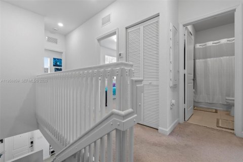 House in Miami, Florida 3 bedrooms, 143.53 sq.m. № 2010745 - photo 23