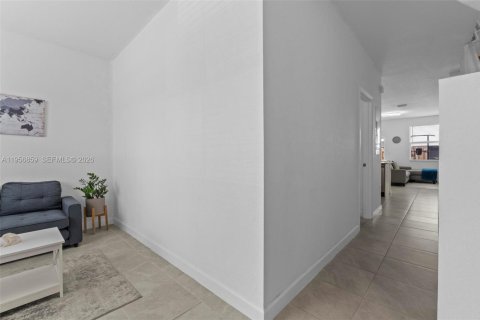 House in Miami, Florida 3 bedrooms, 143.53 sq.m. № 2010745 - photo 4