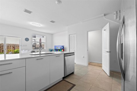 House in Miami, Florida 3 bedrooms, 143.53 sq.m. № 2010745 - photo 12