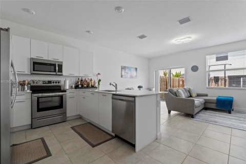 House in Miami, Florida 3 bedrooms, 143.53 sq.m. № 2010745 - photo 9