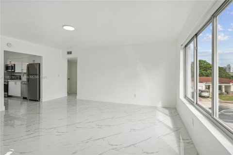 Condominio en alquiler en Miami Beach, Florida, 3 dormitorios, 104.05 m2 № 1925451 - foto 4