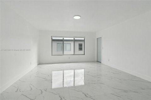 Condominio en alquiler en Miami Beach, Florida, 3 dormitorios, 104.05 m2 № 1925451 - foto 2