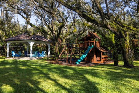 House in Coral Gables, Florida 6 bedrooms, 792.83 sq.m. № 1897968 - photo 27