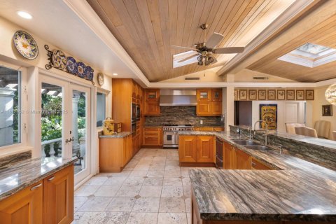 House in Coral Gables, Florida 6 bedrooms, 792.83 sq.m. № 1897968 - photo 13
