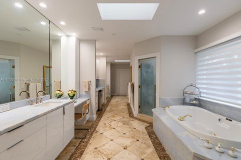 House in Coral Gables, Florida 6 bedrooms, 792.83 sq.m. № 1897968 - photo 16