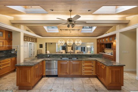 House in Coral Gables, Florida 6 bedrooms, 792.83 sq.m. № 1897968 - photo 12