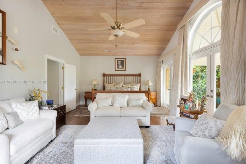 House in Coral Gables, Florida 6 bedrooms, 792.83 sq.m. № 1897968 - photo 15