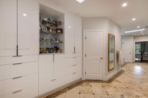 House in Coral Gables, Florida 6 bedrooms, 792.83 sq.m. № 1897968 - photo 17