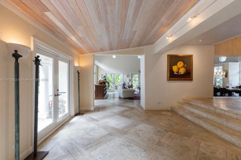 House in Coral Gables, Florida 6 bedrooms, 792.83 sq.m. № 1897968 - photo 9