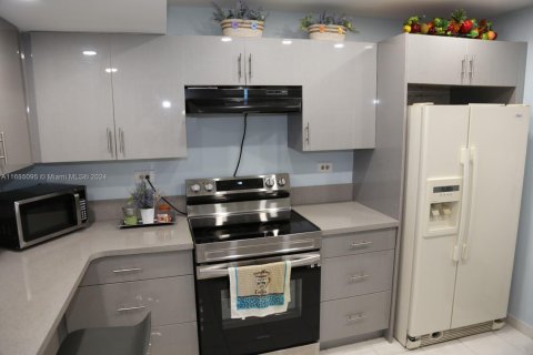 Купить кондоминиум в Майами, Флорида 3 спальни, 178.84м2, № 1933562 - фото 1