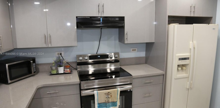 Condo in Miami, Florida, 3 bedrooms № 1933562