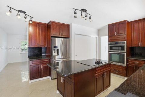 House in Coral Gables, Florida 4 bedrooms, 202.81 sq.m. № 2030892 - photo 15